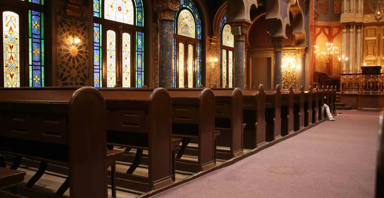 שימוש במאוורר תקרה בבית הכנסת